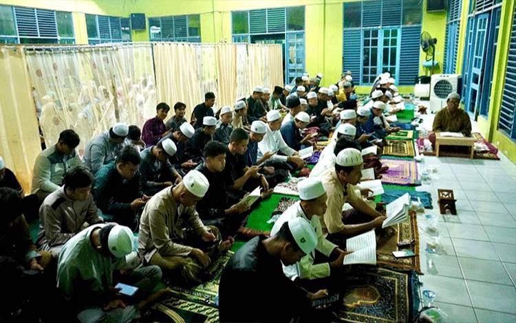 Peserta Didik Kelas XII MAN Kapuas Salat Hajat Minta Kemudahan Hadapi Ujian Akhir