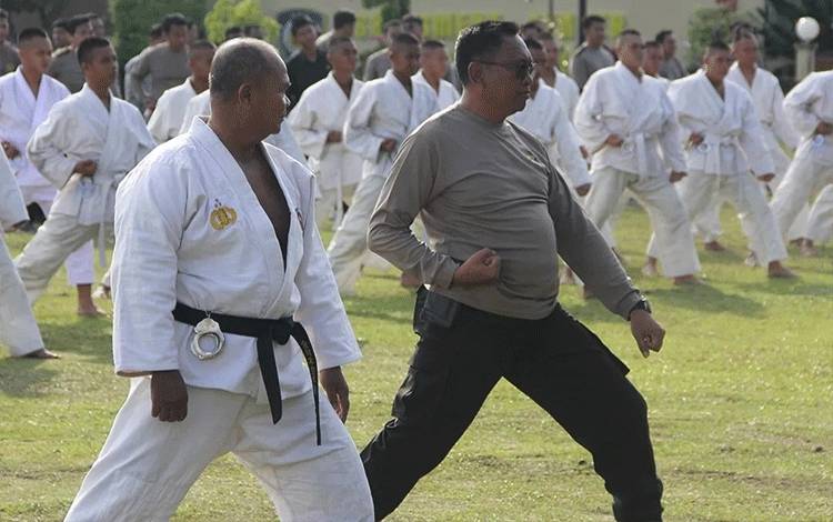 Tingkatkan Kesiapan Keamanan, Anggota Ditsamapta Polda Kalteng Latihan Bela Diri