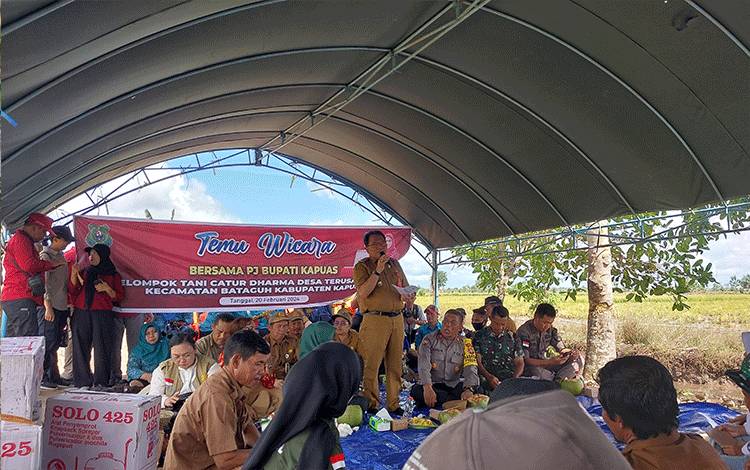 Pj Bupati Temu Wicara Bersama Kelompok Tani Desa Terusan Makmur