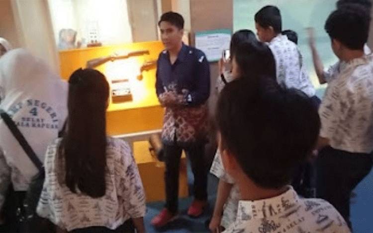 Pelajar SMPN 4 Selat Outdoor Study Kunjungi Museum