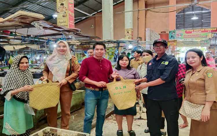 DLH KPalangka Raya Sosialisasi Pengurangan Kantong Plastik Sekali Pakai Melalui Gerakan Batik