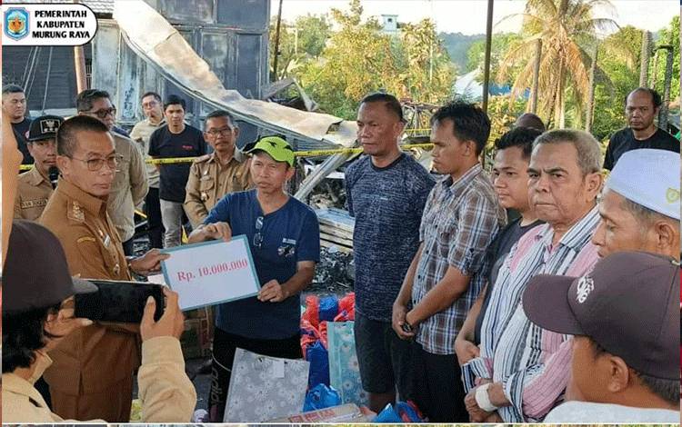 Pj Bupati Murung Raya Serahkan Bantuan Korban Kebakaran