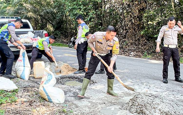 Satlantas Polres Barito Timur Tambal Jalan Berlubang di Desa Jaar
