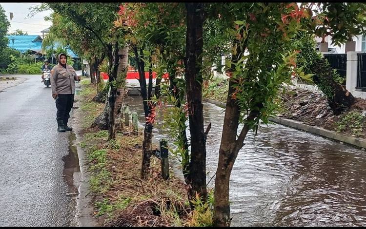 Kapolsek Pahandut Tinjau Kondisi Drainase Palangka Raya