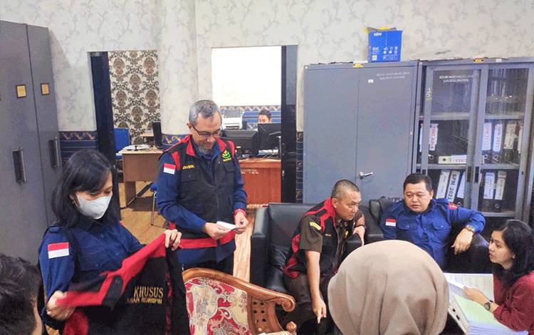 Jaksa Geledah Gedung Pascasarjana Universitas Palangka Raya, ini Temuannya