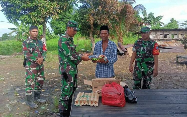 Koramil Kapuas Timur Berikan Bantuan Sembako Kepada Korban Kebakaran