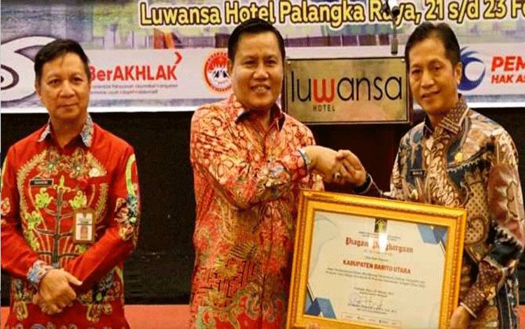 Pj Bupati Barito Utara Terima Sertifikat Merek Asosiasi Kelompok Anyaman Rotan Gunung Purei