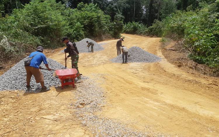 Jalan TMMD Ke-119 Kodim 1013 Muara Teweh Mulai Dilakukan Penimbunan