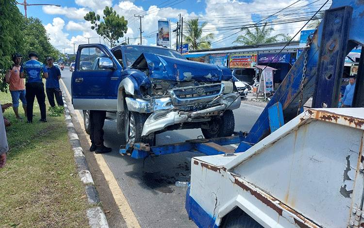 Diduga Epilepsi Kambuh, Toyota Hilux Tabrak Toyota Kijang