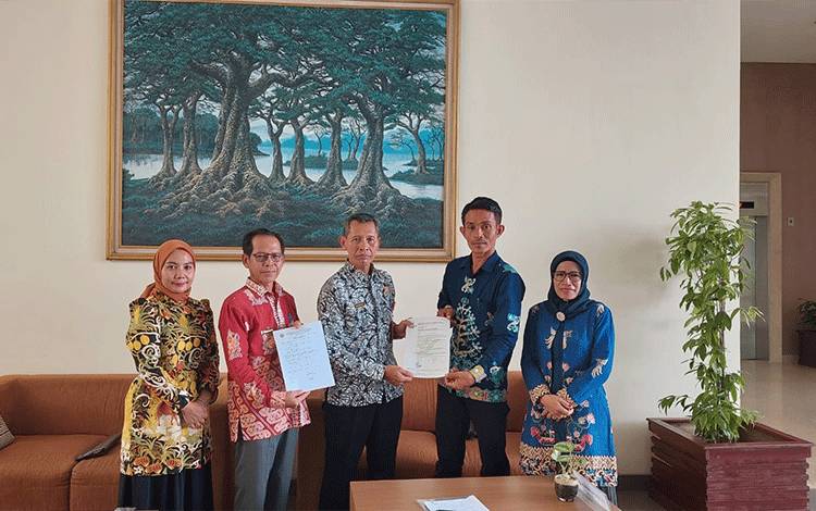 Dinas TPHP Kalteng Serahkan Sertifikat IndoGAQ Kepada Kelompok Tani Jagung Hibrida Barito Utara