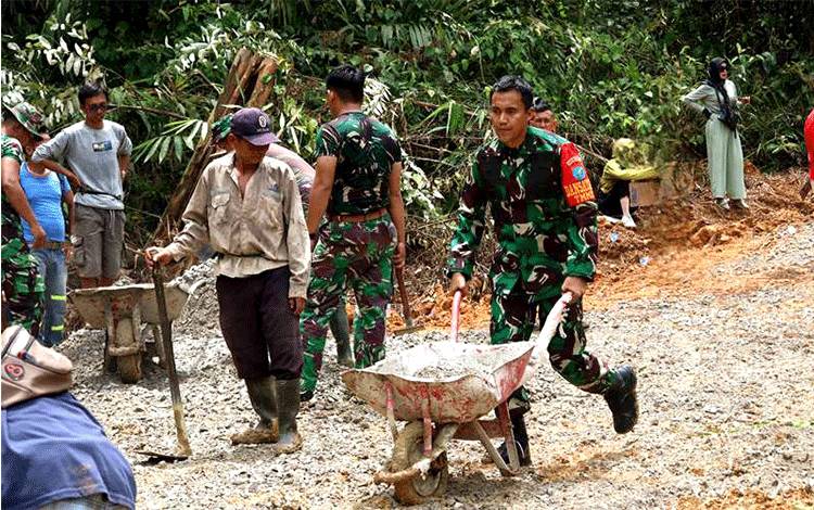Dansatgas TMMD ke Lapangan Bantu Pekerjaan TMMD ke-119