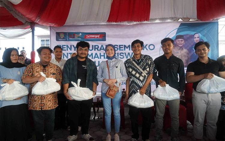2.000 Paket Sembako Diserahkan ke Mahasiswa Perantauan UPR