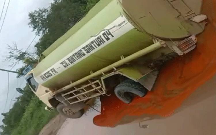 Jalan M Hatta Sampit Rusak Parah Hingga Sebabkan Truk CPO Ambles