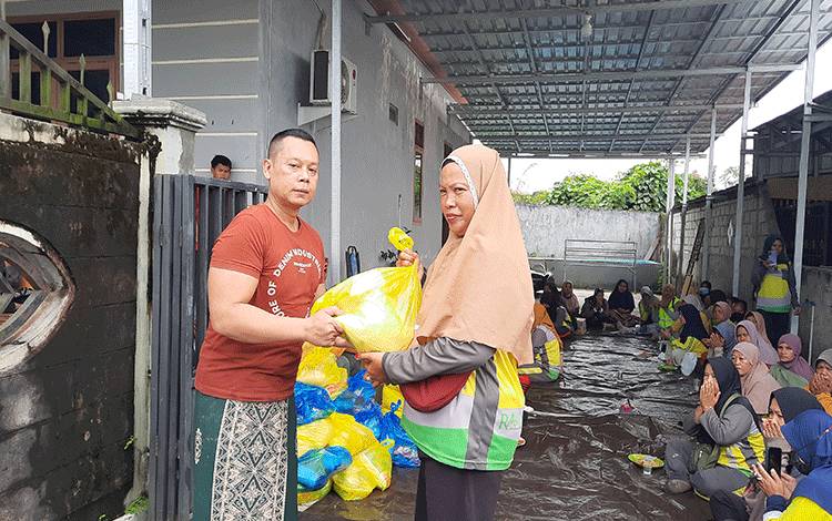Pengasuh Ponpes Darul Al Hikmah Salurkan Ratusan Paket Sembako