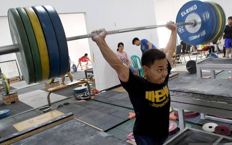 Lifter Eko Yuli dan Ricko Saputra Berebut Satu Tiket Olimpiade 2024