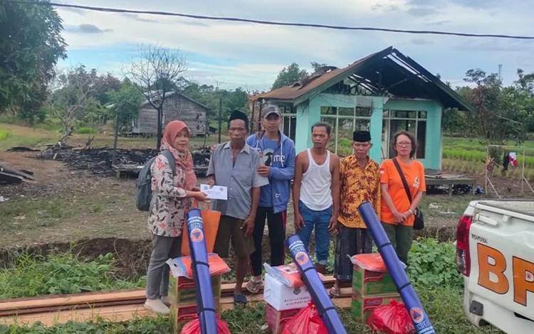 Warga Terdampak Kebakaran Rumah di Desa Anjir Mambulau Barat Terima Bantuan