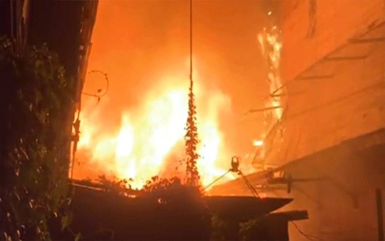 Jumlah Bangunan yang Terbakar di Pasar Mingguan Maliku Baru Diperkirakan Belasan Buah