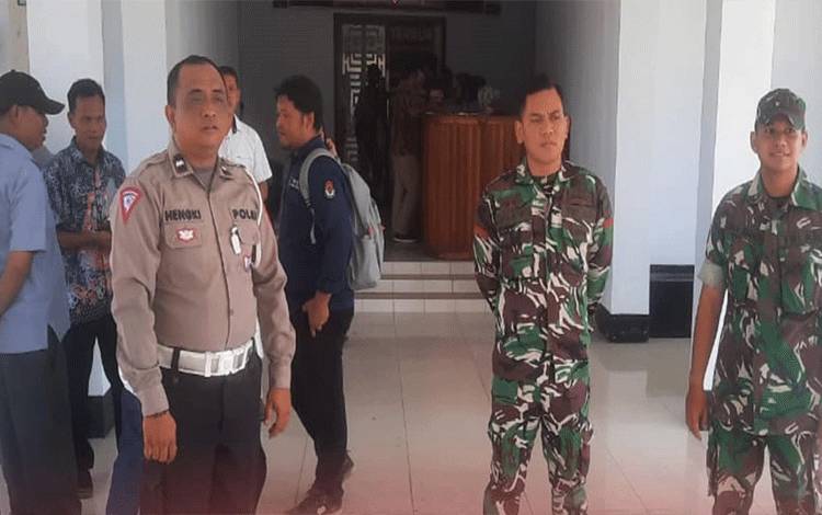 Personel Polres Seruyan Bersiaga Amankan Pleno Kabupaten