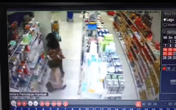 Dua Wanita Cantik Terekam CCTV Mencuri di Minimarket Sampit, Pelaku Diserahkan ke Polsek Ketapang