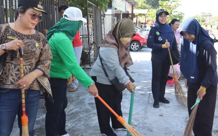 Lurah Langkai Ajak Warga Kerja Bakti Jaga Kebersihan Saluran Air