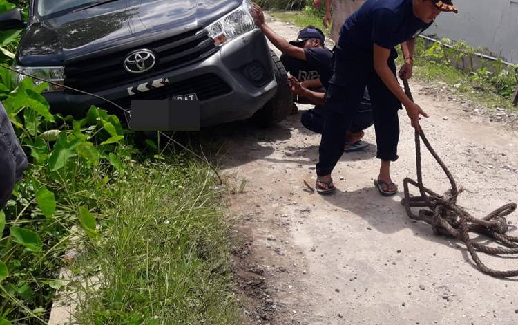 Pengemudi Main Handphone, Ban Toyota Hilux Masuk Saluran Air