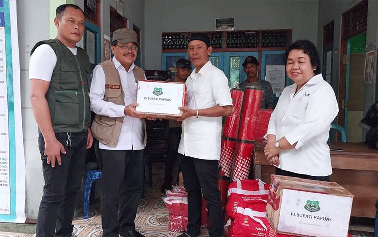 Dinsos Kapuas Salurkan Bantuan Korban Kebakaran Desa Anjir Mambulau Barat