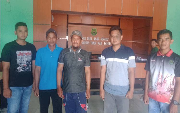 Pemdes Anjir Serapat Timur Bantu Warga Rumah Rusak Terdampak Angin Kencang
