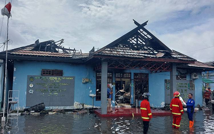Kebakaran Kantor PDAM Kapuas Terjadi saat Jam Istirahat Karyawan