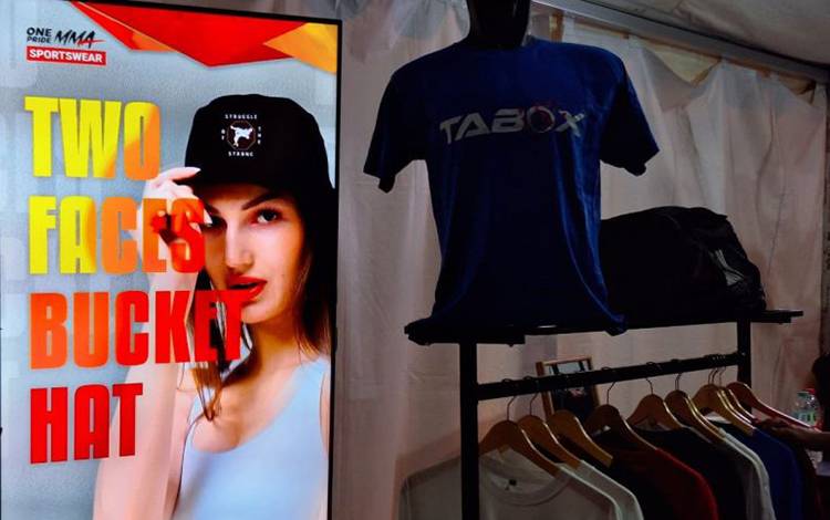 Booth merchandie One Pride yang banyak menjual beragam macam jenis pakaian, mulai dari kaos, jaket, hingga celana petarung yang hadir dalam serangkaian One Pride Experience yang berlangsung di Jakarta Velodrome, Jakarta, Sabtu (2/3/2024). (ANTARA/FAJAR SATRIYO)