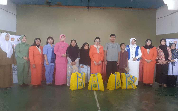 GOW Kobar Gelar Bakti Sosial Bantuan Paket Sembako Jelang Puncak Hari Kartini 2024