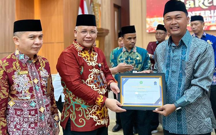 Kemenag Kalteng Beri Penghargaan bagi Penyelenggara Perjalanan Ibadah Umrah  ?