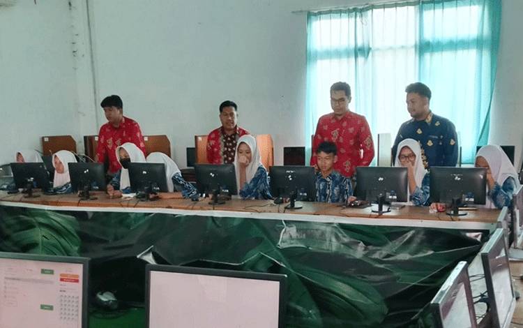 Peserta Didik Kelas IX MTsN 1 Kapuas Antusias Ikuti Seleksi PPDB MAN IC