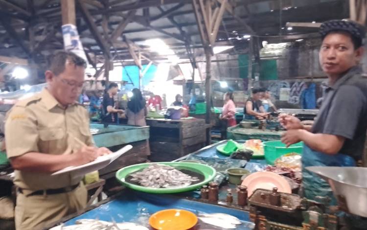 Harga Ikan Laut di Pasar Besar Palangka Raya Terpantau Stabil