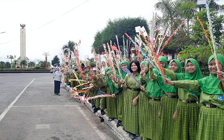 Meriah, Murid SD di Pangkalan Bun Berbondong-bondong Sambut Arak-arakan Piala Adipura ke-13