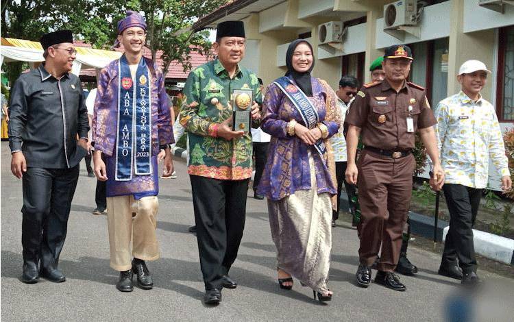Arak-arakan Sambut Kedatangan Piala Adipura ke 13 di Pangkalan Bun