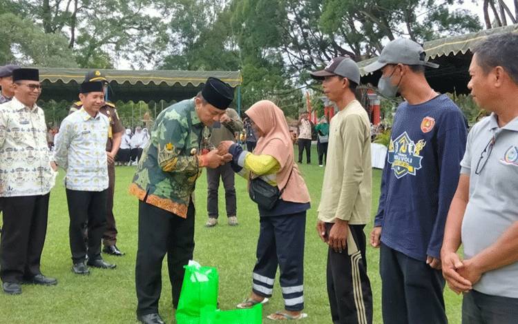Raih Adipura ke 13, Pemkab Kobar Berikan Ratusan Paket Sembako untuk Petugas Kebersihan