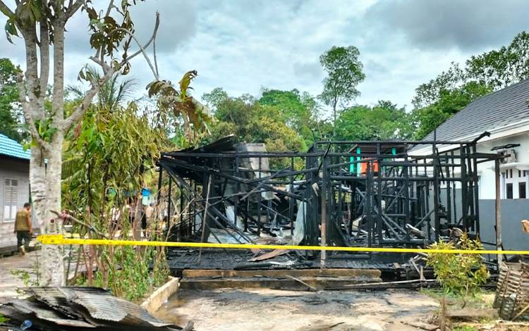 Satu Rumah Warga di Kota Buntok Hangus Terbakar