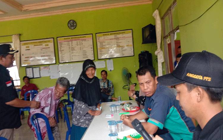 Camat Kapuas Kuala Pantau Penyaluran PKH dan BPNT di Dua Desa