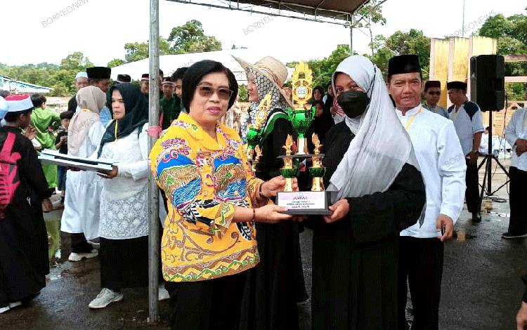 Wakil Bupati Gunung Mas Serahkan Piala kepada Pemenang Pawai Tarhib Ramadan