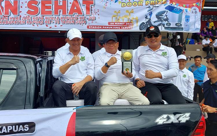 Piala Adipura ke-2 Diarak Keliling Kota Kuala Kapuas