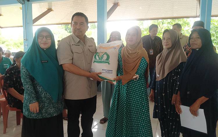 Pemkab Sukamara Salurkan Bansos CPP Kepada 1.999 KPM