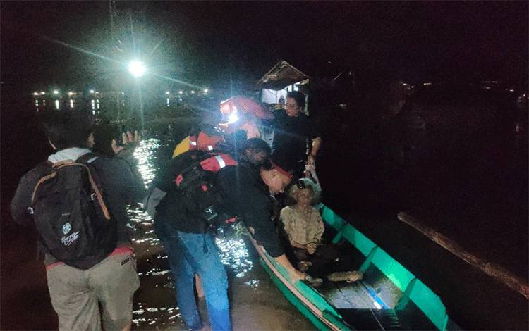 Respon Cepat Lurah Langkai Bersama ERP Evakuasi Lansia Terjebak Banjir