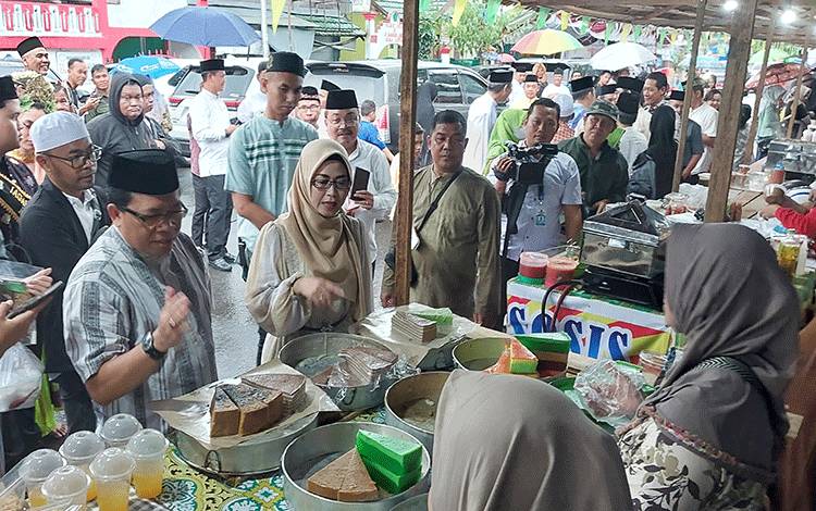 Pj Bupati Kapuas Resmi Buka Pasar Ramadan di Jalan Letjend Suprapto