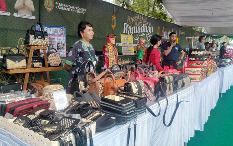 Ramadan Festival 1445H Kenalkan Budaya Lokal Kalteng Kerajinan Rotan