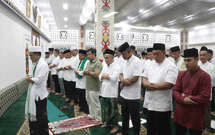 Gubernur Kalteng Laksanakan Salat Magrib Berjemaah Hari Pertama Puasa