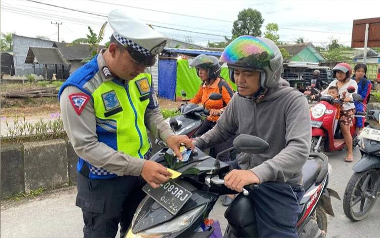 Bagikan Stiker Saat Gelar Operasi Keselamatan di Lamandau