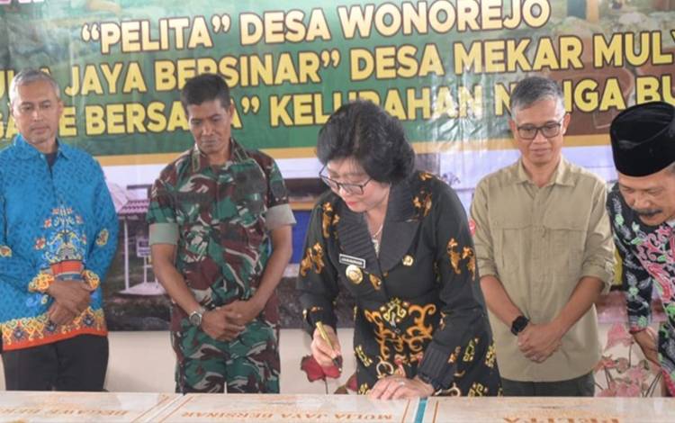 Penjabat Bupati Lamandau Resmikan Pengolahan Sampah Berbasis 3R di Desa Wonorejo