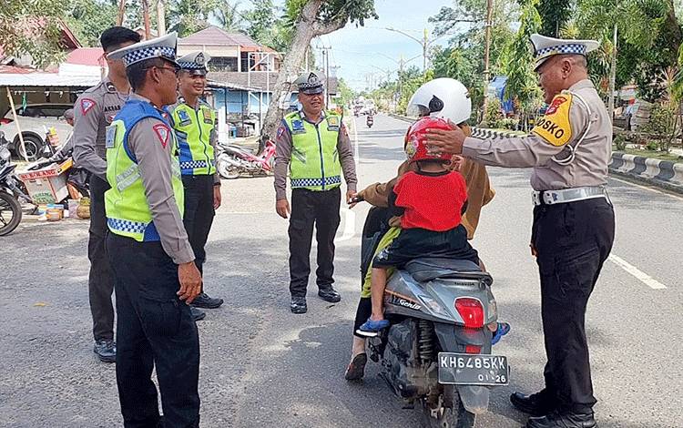 Satlantas Polres Barito Timur Bagikan Helm ke Pengendara Sepeda Motor
