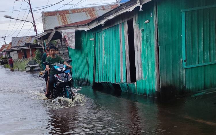Sekda Kalteng Ingatkan Masyarakat Tetap Waspada Bencana Banjir  ?