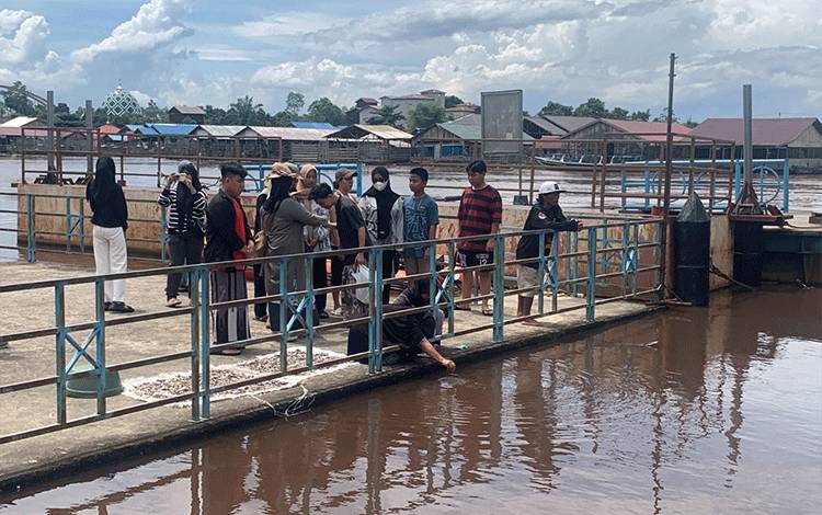 Berharap Cepat Ditemukan, Nenek Korban Tabur Beras Kuning di Sungai Kahayan